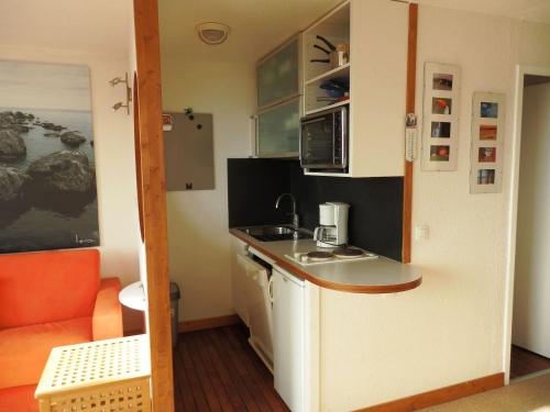 une petite cuisine avec un évier et un comptoir dans l'établissement Grand studio au centre station avec balcon et WiFi - FR-1-634-40, à Avoriaz