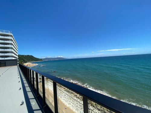 Blick auf den Strand vom Balkon eines Gebäudes in der Unterkunft Haon Terrace Suite Villa Ango - Vacation STAY 30531v in Sumoto