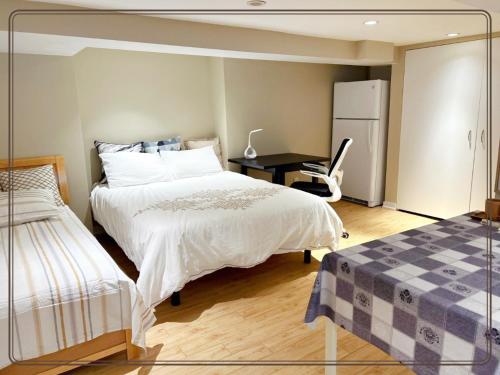 1 dormitorio con cama, escritorio y silla en toronto midtown spacious room en Toronto