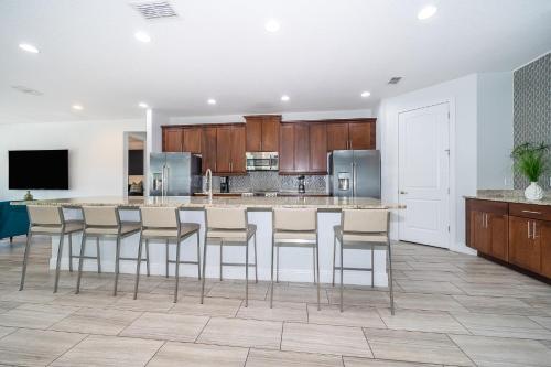 Una cocina o cocineta en EPIC Disney 10Min Retreat, 8BR Resort Villa and Arcade