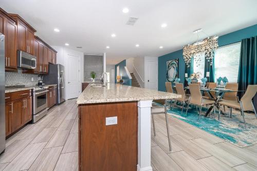 Una cocina o cocineta en EPIC Disney 10Min Retreat, 8BR Resort Villa and Arcade