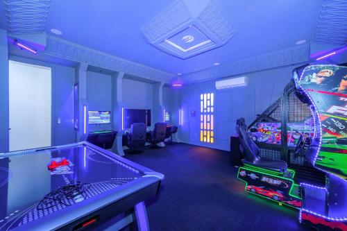 EPIC Disney 10Min Retreat, 8BR Resort Villa and Arcade photo 4