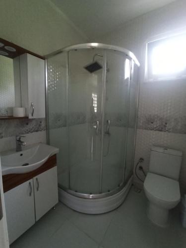 Koupelna v ubytování Grandvadi Villa kapalı ısıtmalı havuz