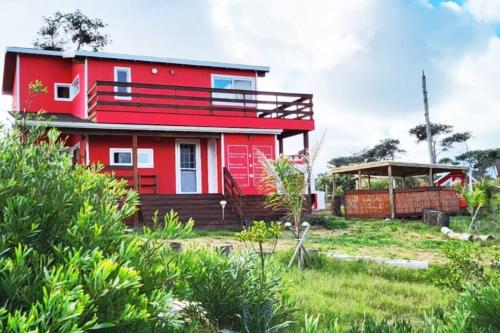 El edificio en el que está la casa vacacional