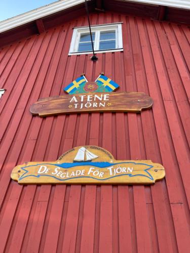 a sign on the side of a red building at Skärhamns Paradis in Skärhamn