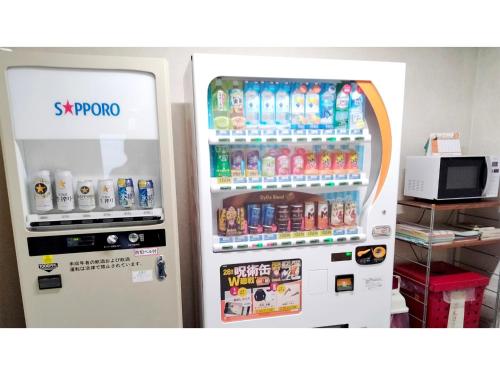 - un réfrigérateur ouvert avec des boissons sans alcool dans l'établissement Business Inn Suwabe - Vacation STAY 46132v, à Kurayoshi