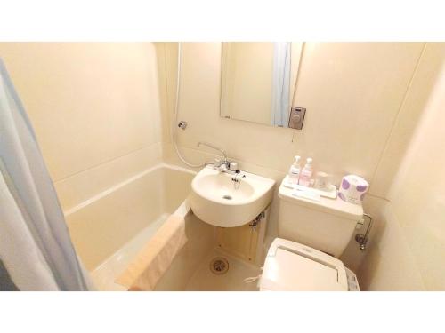 y baño con lavabo, aseo y espejo. en Business Inn Suwabe - Vacation STAY 46132v en Kurayoshi