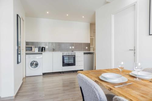 une cuisine avec une table en bois et une salle à manger dans l'établissement Flat Cosy-1BR-4P- Levallois Anatole France, à Levallois-Perret