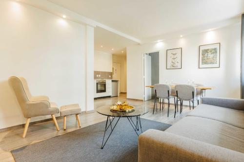 un salon avec un canapé et une table dans l'établissement Flat Cosy-1BR-4P- Levallois Anatole France, à Levallois-Perret