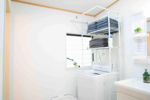 lavadero blanco con lavadora y secadora en Katsushika-ku - House - Vacation STAY 15298, en Tokio