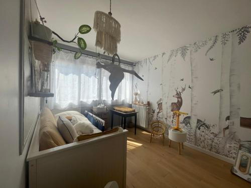 Cette chambre comprend un lit et un mur avec des animaux. dans l'établissement Appartement familial avec grande terrasse, à Paris