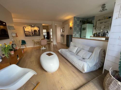 un salon avec un canapé et une table dans l'établissement Appartement familial avec grande terrasse, à Paris