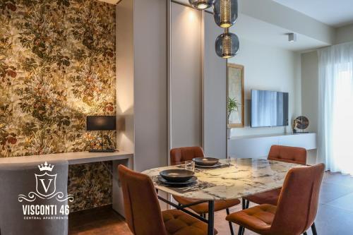 - une salle à manger avec une table et des chaises dans l'établissement VISCONTI 46 Central Apartments, à Bari
