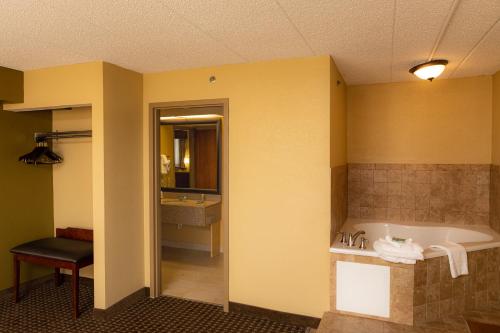 a large bathroom with a tub and a sink at Best Western Executive Inn Kenosha - Pleasant Prairie in Kenosha