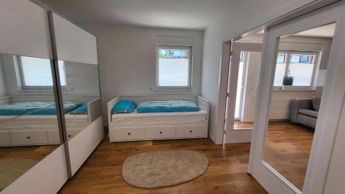 ein kleines Schlafzimmer mit 2 Betten und einem Spiegel in der Unterkunft Quiet House - 10 min away from Cologne in Bergisch Gladbach