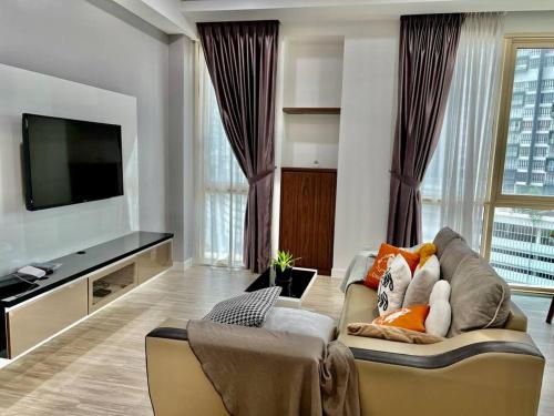 salon z kanapą i telewizorem z płaskim ekranem w obiekcie Nearest to Legoland - Comfy Home 4pax 2BR #Cowidea w mieście Nusajaya