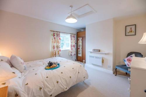 1 dormitorio con 1 cama grande en una habitación en No. 10, The Cottage, en Framlingham