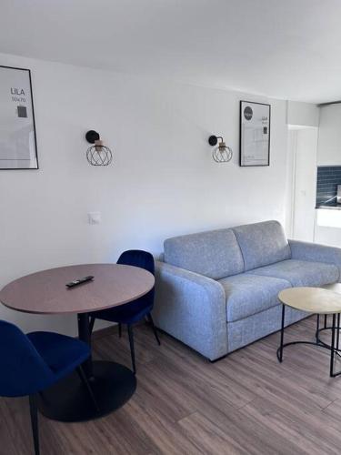 un salon avec un canapé, une table et des chaises dans l'établissement Cosy home proche de Roissy CDG PARIS, Parc Astérix I Aéroville I Parc des Expo I Villepinte, à Louvres