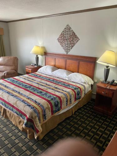 Ένα ή περισσότερα κρεβάτια σε δωμάτιο στο Bedford Inn