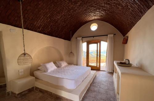 Un dormitorio con una cama grande y una ventana en Ayujidda Nubian House, en Asuán
