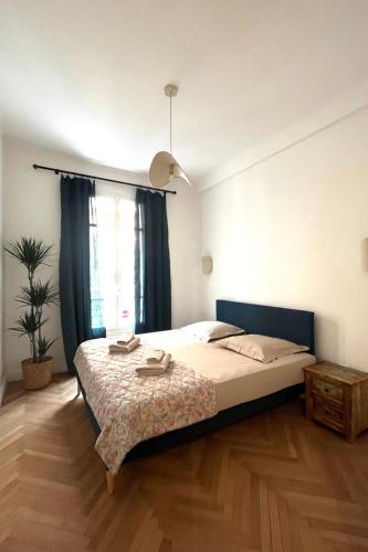 une chambre avec un grand lit et une fenêtre dans l'établissement CHEZ TAMARA, à Nice