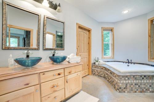 y baño con 2 lavabos y bañera. en Bellaire Cabin at Shanty Creek Near Schuss Mtn! en Bellaire