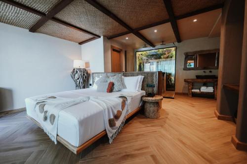 - une chambre avec un grand lit blanc dans l'établissement Lost Seaside Hotel, à Saranda