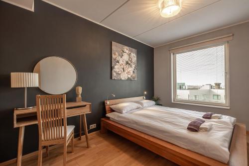 - une chambre avec un lit, un bureau et un miroir dans l'établissement AirHome - Heart of City Center, à Tallinn