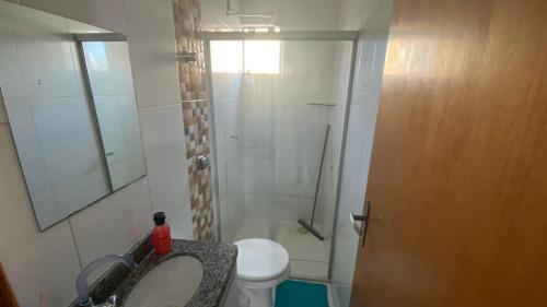a bathroom with a shower and a sink and a toilet at Apartamento Daia Prox Caoa in Anápolis