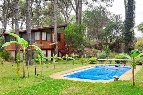 a house with a swimming pool in the yard at Cabaña, separates Gästehaus mit Pool und Garten in Punta del Este