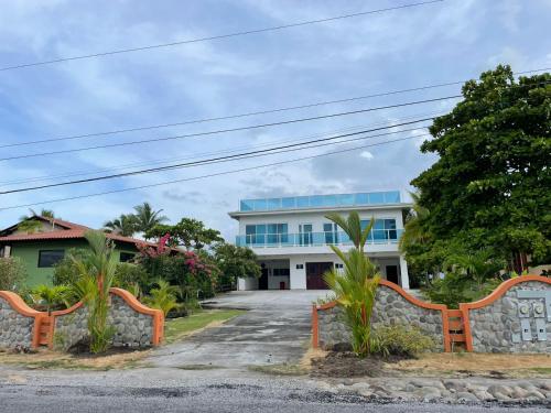 a building with two benches in front of it at Beautiful oceanfront townhouse LA Barqueta Nice Las Olas resort in Guarumal