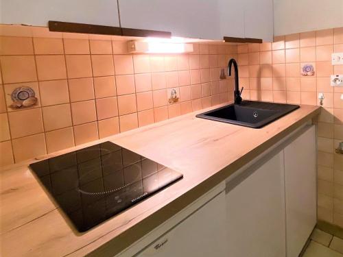 Kuchyňa alebo kuchynka v ubytovaní Appartement skis aux pieds avec double balcon, accès piscine, proche commerces et télésiège - FR-1-267-179