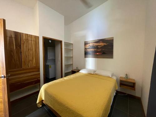 Ένα ή περισσότερα κρεβάτια σε δωμάτιο στο 1Bedroom Apt wPool Walk to beach