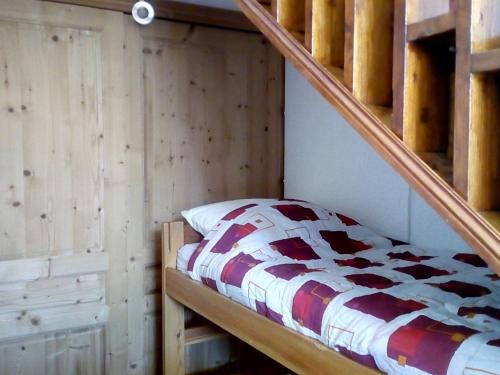 une chambre avec un lit superposé et un escalier dans l'établissement Studio Rénové au Pied des Pistes avec Balcon et Wifi - FR-1-344-949, aux Menuires