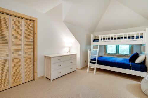 Letto o letti in una camera di Cozy Getaway Private Hot Tub, Near Skiing!