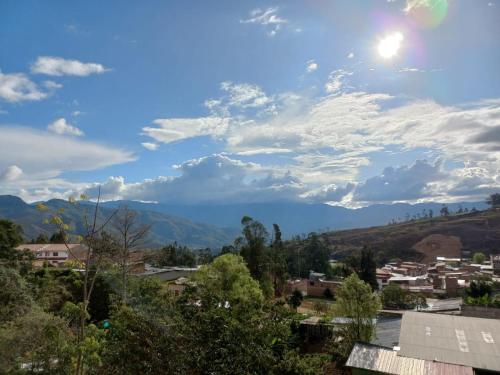 Blick auf die Berge von einer Stadt in der Unterkunft Bella Guest House in Chachapoyas