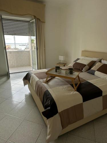 een slaapkamer met 2 bedden en een tafel erop bij casa vacanza Maria in Napels