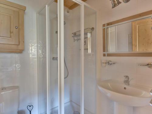 une salle de bain blanche avec une douche et un lavabo dans l'établissement Superbe Duplex 8 pers, Terrasse, Casiers Ski, Parking, Proche des Pistes et Centre, Les Gets - FR-1-685-27, aux Gets