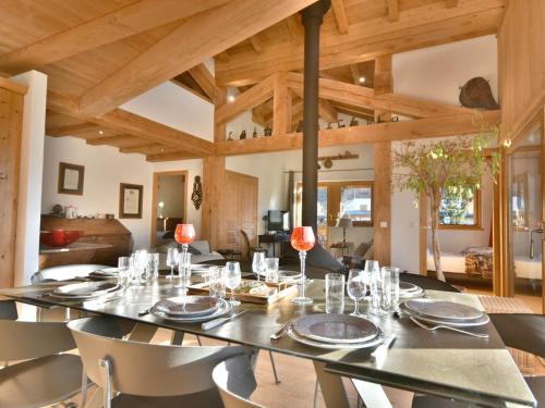 une salle à manger avec une grande table et des chaises dans l'établissement Superbe Duplex 8 pers, Terrasse, Casiers Ski, Parking, Proche des Pistes et Centre, Les Gets - FR-1-685-27, aux Gets