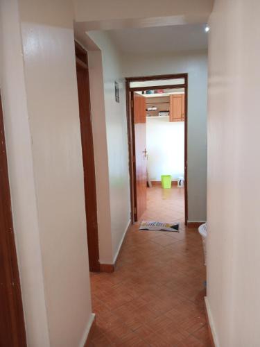 un pasillo vacío con un pasillo que conduce a una habitación en Zani Suites, en Nakuru