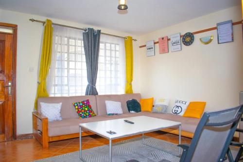sala de estar con sofá y mesa en Zani Suites, en Nakuru