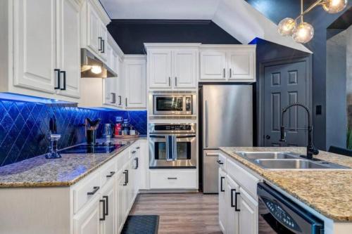 Stylish & Romantic Home, Long-term friendly, King – Photos 3