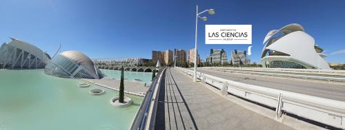 un puente sobre un río con edificios en Apartamentos Las Ciencias S, en Valencia