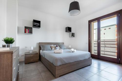 1 dormitorio con cama y ventana grande en Sarca 11th Floor, en Milán