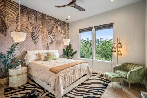um quarto com uma cama, uma cadeira e uma janela em Posh Dtwn/Midtown Home w Stunning Roof-Top Terrace em Houston