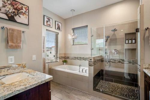 Ένα μπάνιο στο Posh Dtwn/Midtown Home w Stunning Roof-Top Terrace