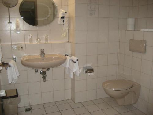 Ett badrum på Hotel Kramer