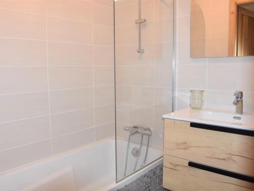 une salle de bain avec douche et lavabo dans l'établissement Appartement moderne à Pralognan-la-Vanoise, proche des loisirs, balcon et garage inclus - FR-1-464-209, à Pralognan-la-Vanoise