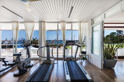 un gimnasio cubierto con equipo cardiovascular y una gran ventana en Abitare in Vacanza en La Caletta