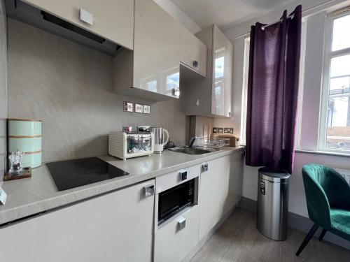 Kuchyň nebo kuchyňský kout v ubytování C41-Cozy studio flat in Finchley Central